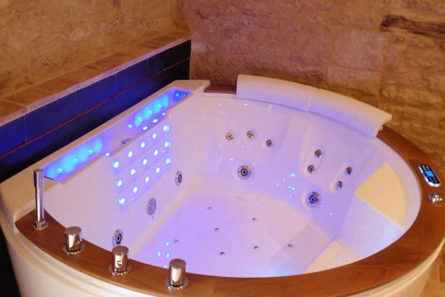 Jacuzzi privatif 2 places pour une nuit romantique